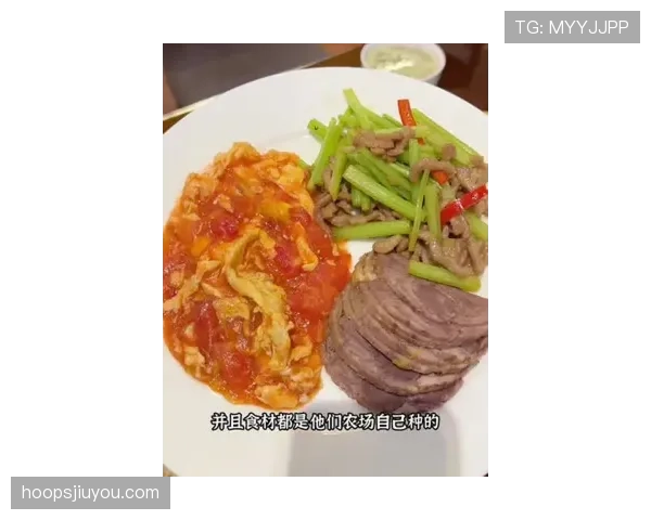 崔家溪训练完直接啃生鸡胸肉，这自律程度谁顶得住啊